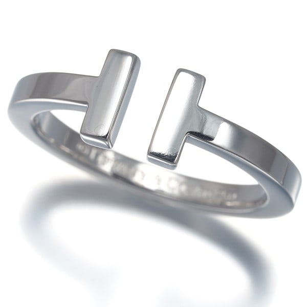 Us9.75-10 750 Square White Gold Ring Tiffany&Co.: Us9.75-10 750 Square White Gold Ring Tiffany&Co. Tiffany & Co.'s iconic 18k white gold ring boasts a timeless design with clean lines and a classic square shape. This elegant piece is crafted from