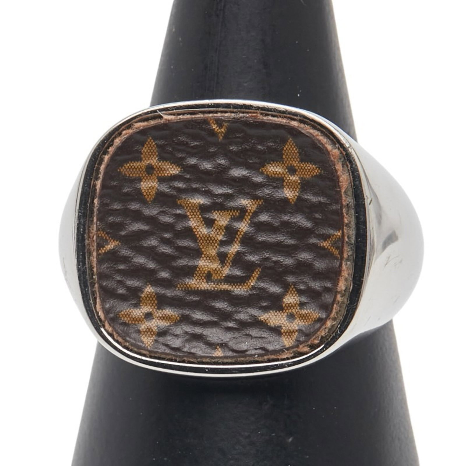 Ring Band Louis Vuitton: Ring Band Louis Vuitton Brown and silver Louis Vuitton band ring in good condition, featuring the iconic brand's signature style. The ring has traces of usage with minor scratches and dirt, but remain