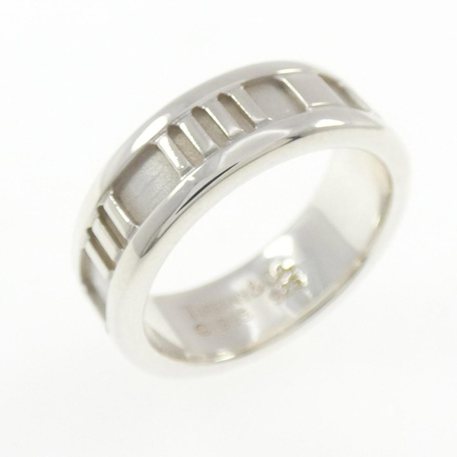 Tiffany Band Ring Silver 925: Tiffany Band Ring Silver 925 Silver 925 band ring from Tiffany, featuring a classic design with subtle details. This used item shows signs of wear and minor damage but remains in acceptable condition 