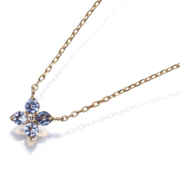 Vendome Necklace Tanzanite Diamond Callora Flower 18K 750 Yellow Gold: Vendome Necklace Tanzanite Diamond Callora Flower 18K 750 Yellow Gold Yellow gold pendant featuring a natural tanzanite stone, surrounded by intricate details resembling a Callora flower. The 18k meta