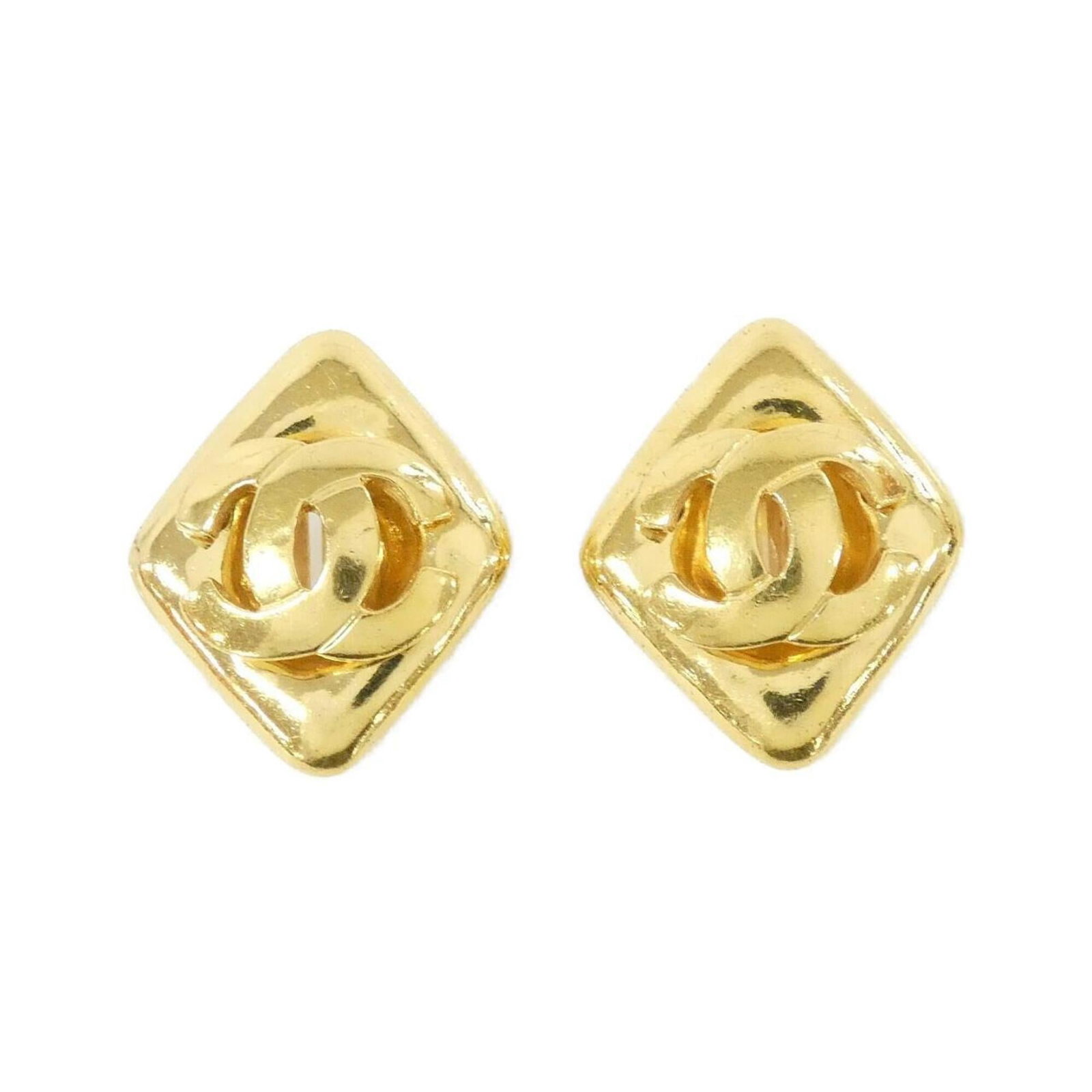 Chanel Clip Earrings: Chanel Clip Earrings Gold Chanel Clip Earrings with subtle signs of wear, bearing a few scratches and minor dirt marks. Measuring approximately 30mm x 25mm, these earrings showcase the iconic design