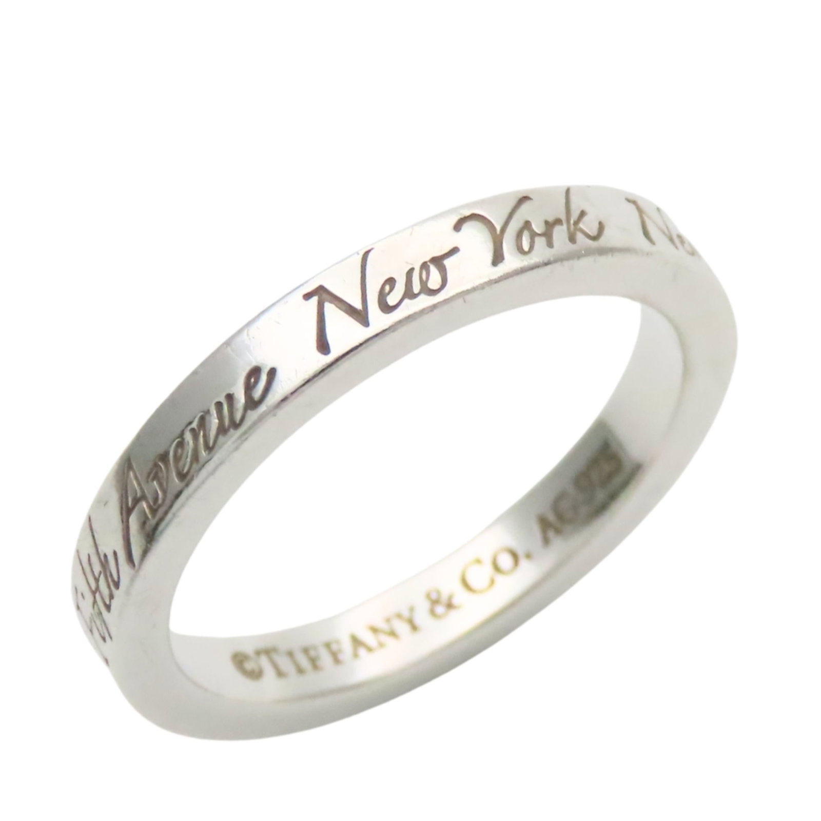 Tiffany Band Ring Silver 925: Tiffany Band Ring Silver 925 Silver band ring from Tiffany, made with 925 quality silver. The ring features a slender design with a width of 2.8mm and weighs 2.9g. In very good condition, it shows