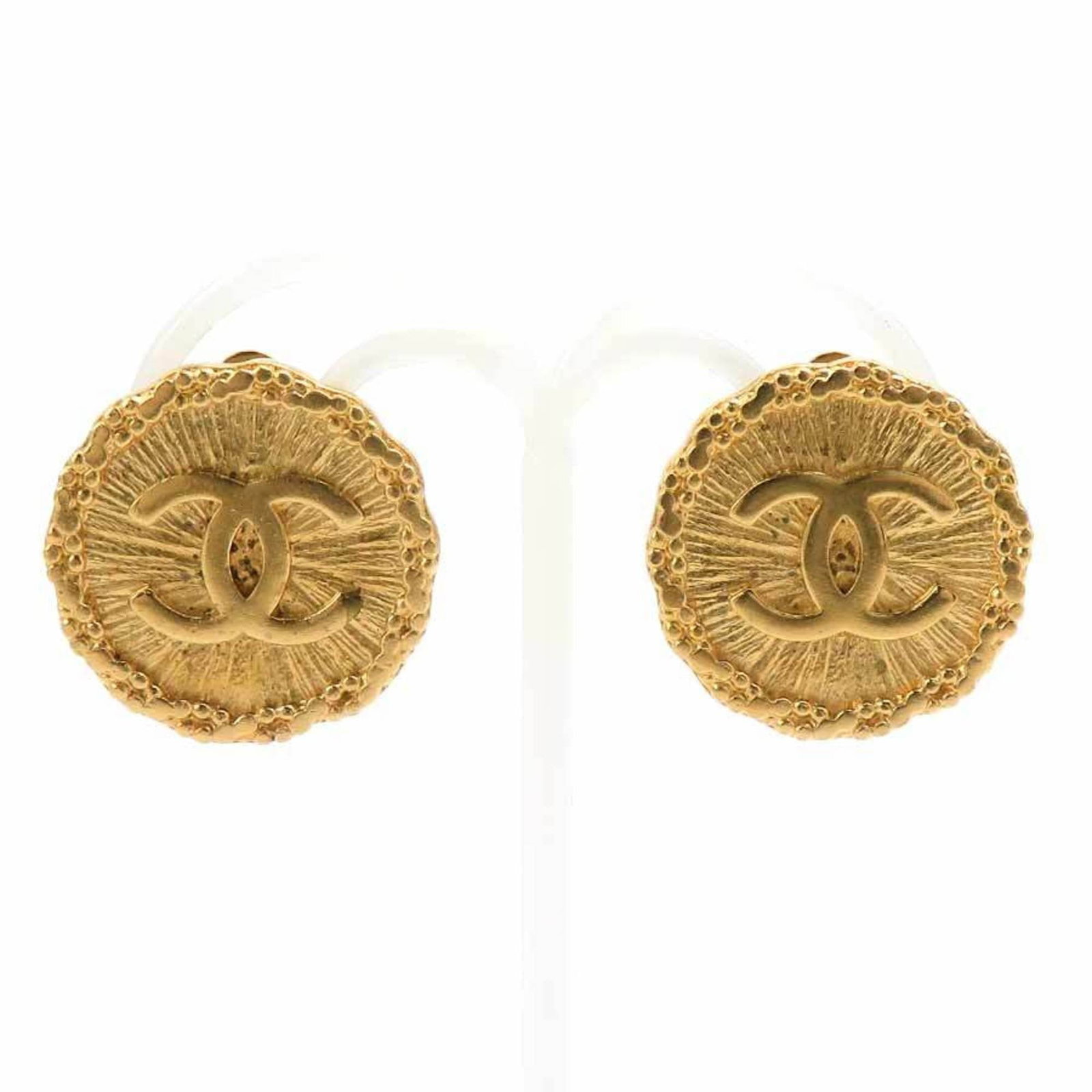 Clip earrings metal by Chanel: Clip earrings metal by Chanel Gold clip earrings from Chanel, with a diameter of 25mm, bearing signs of usage and minor scratches. The metal construction remains sturdy despite wear. Used condition as