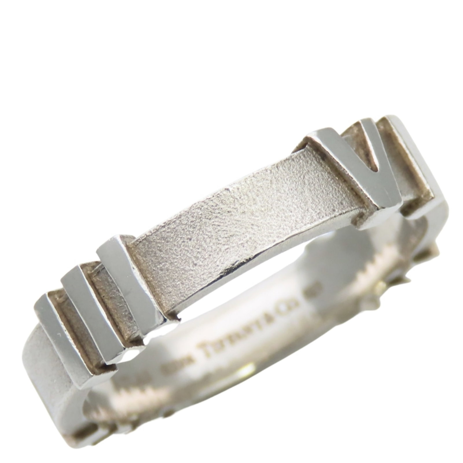 Tiffany Band Ring Silver 925: Tiffany Band Ring Silver 925 Silver 925 band ring from Tiffany, featuring a classic design. The item shows signs of use with minor scratches and dirt, but remains in good condition overall. This used 