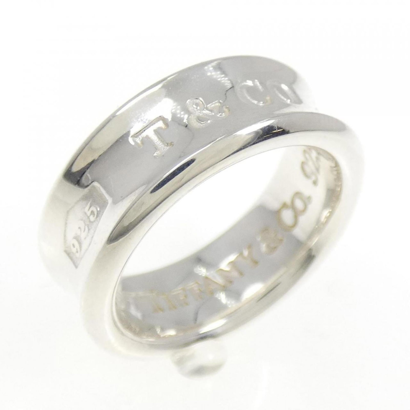 Tiffany Band Ring Silver 925: Tiffany Band Ring Silver 925 Silver 925 Tiffany band ring in excellent used condition, with some minor scratches and dirt visible. The ring features a classic design that remains timeless, and its