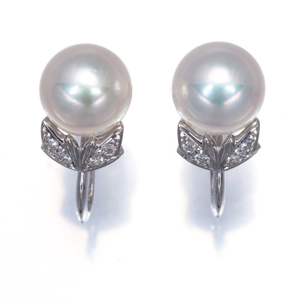 Akoya Pearl Mikimoto Earrings 8.4Mm 18K Wg Diamond 0.04Ct: Akoya Pearl Mikimoto Earrings 8.4Mm 18K Wg Diamond 0.04Ct 18k White Gold, Akoya Pearl Mikimoto Earrings feature an 8.4mm cultured pearl and a 0.04ct diamond, set in elegant clip-on or screw-back desig