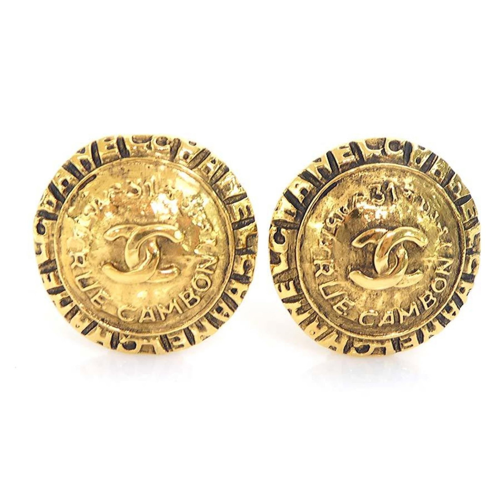 Clip earrings metal by Chanel: Clip earrings metal by Chanel Clip earrings by Chanel in gold metal, available for purchase. The 25mm diameter earrings exhibit traces of usage and minor scratches/dirt, indicating they have been worn