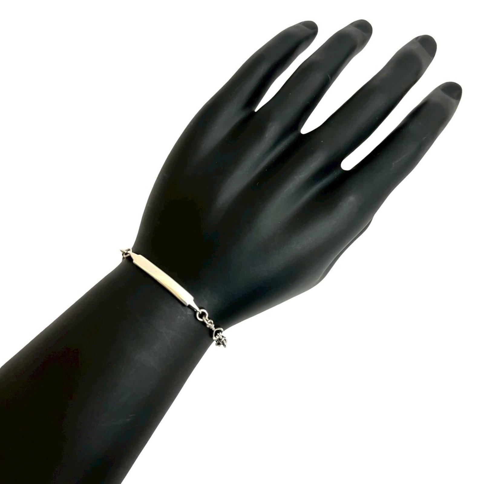 Silver Bangle Tiffany: Silver Bangle Tiffany Silver Bangle Tiffany bears a signature, made from high-quality silver (925) and measuring 18cm in length. This used bangle has visible traces of usage, scratches, and dirt, but 