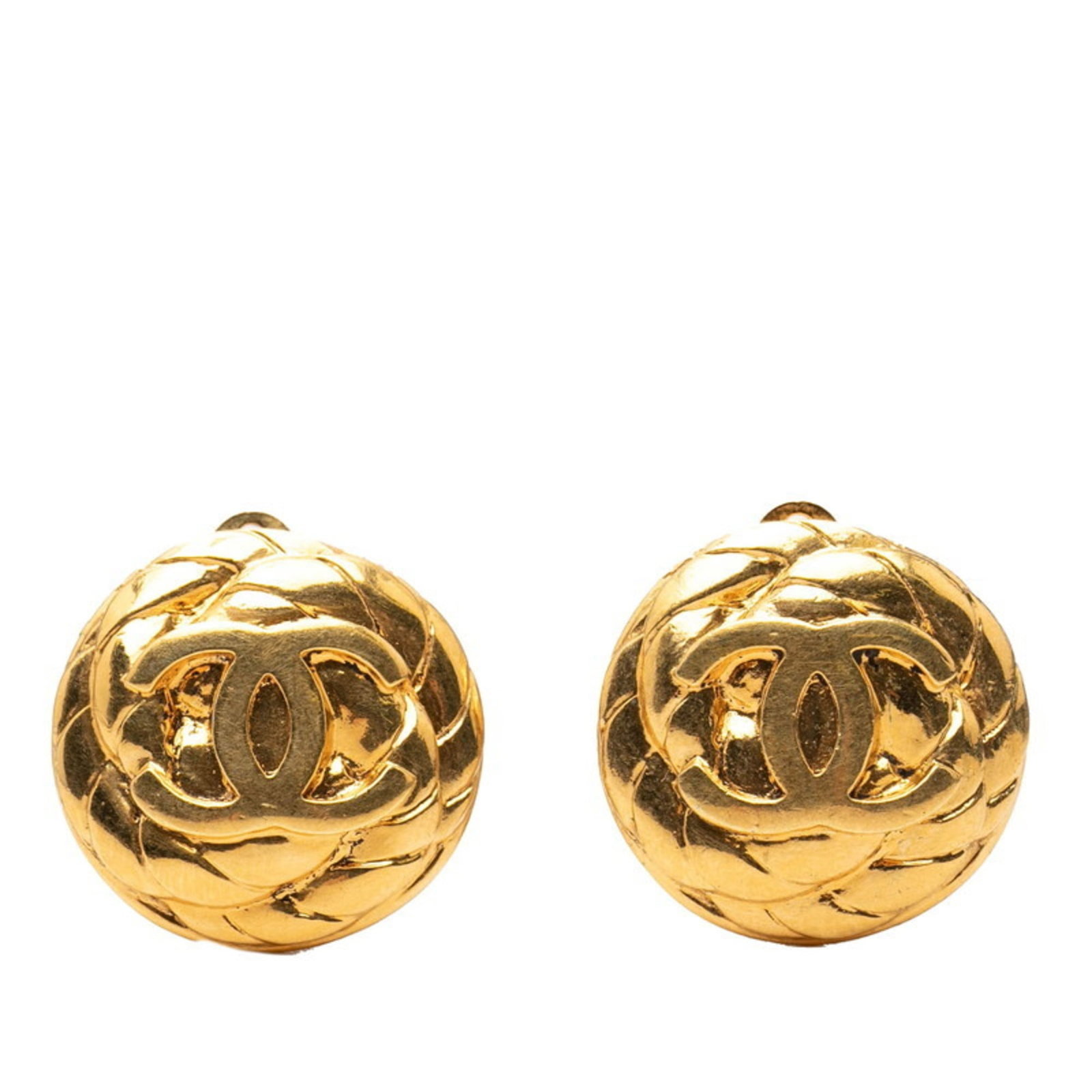Chanel Clip Earrings: Chanel Clip Earrings Gold clip earrings from the iconic Chanel brand, featuring a timeless design with subtle scratches and signs of gentle wear. Measuring 22.10mm x 22.40mm, these earrings are a comp