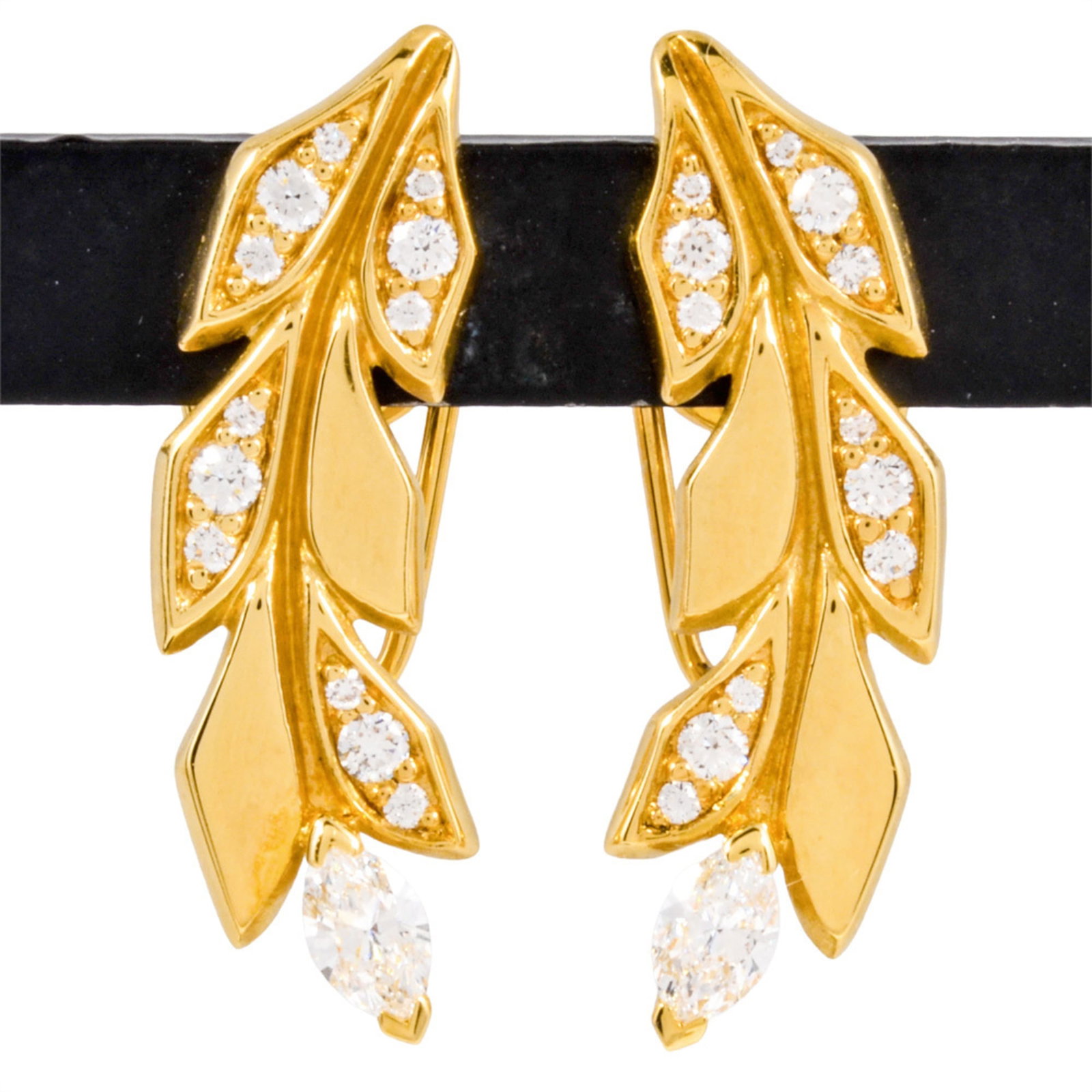 Gold Stud Yellow Earrings Tiffany: Gold Stud Yellow Earrings Tiffany Yellow gold stud earrings from Tiffany, bearing a few traces of usage with some minor scratches and dirt. Made from high-quality 18K yellow gold, these small yet
