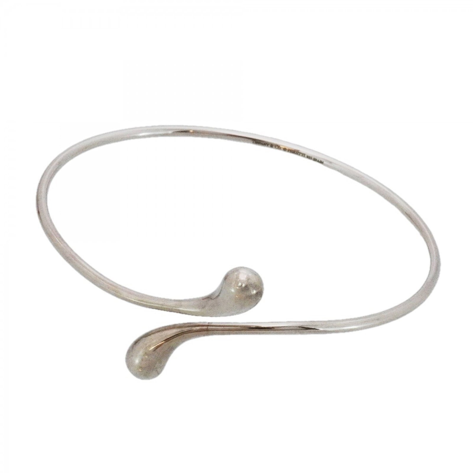 Silver Bangle Tiffany: Silver Bangle Tiffany Silver Bangle Tiffany bears the signature of its creator, adding an air of craftsmanship to this elegant piece. Made from high-quality silver (925), this bangle measures 17cm in 