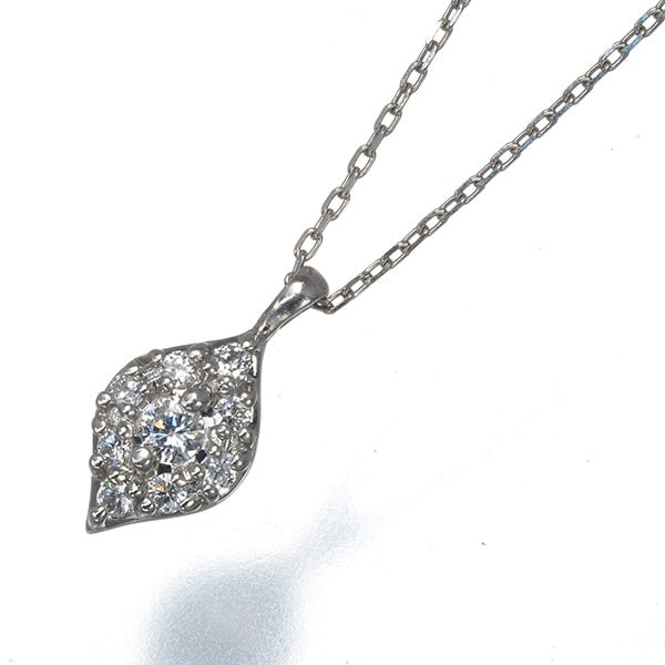 Vendome Necklace Diamond 950 850 Platinum: Vendome Necklace Diamond 950 850 Platinum Vendome Necklace Diamond 950 850 Platinum features a natural diamond set in platinum, showcasing the purity and craftsmanship of the metal. The necklace's