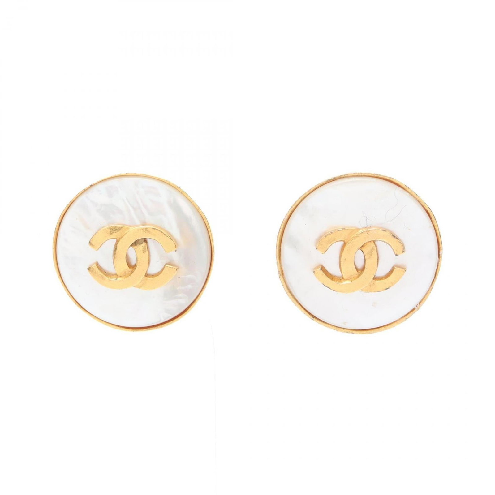 Clip earrings gold plating by Chanel: Clip earrings gold plating by Chanel Clip earrings in gold plating by Chanel, featuring a classic design with subtle details. Traces of usage can be seen on the item, but it remains in acceptable