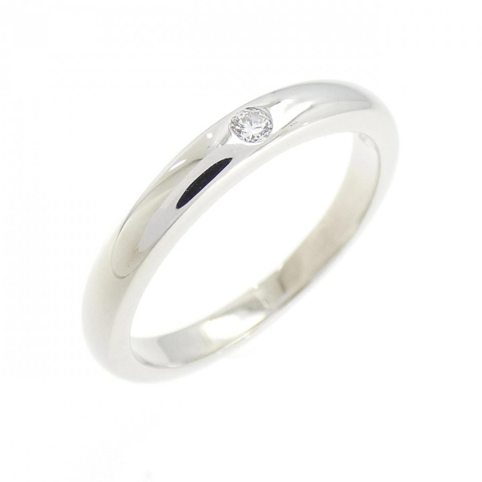Platinum ring by Tiffany band: Platinum ring by Tiffany band Platinum ring by Tiffany & Co. boasts a sleek design, featuring a diamond stone set in a high-quality platinum band. The ring is made from 950 platinum and falls within a