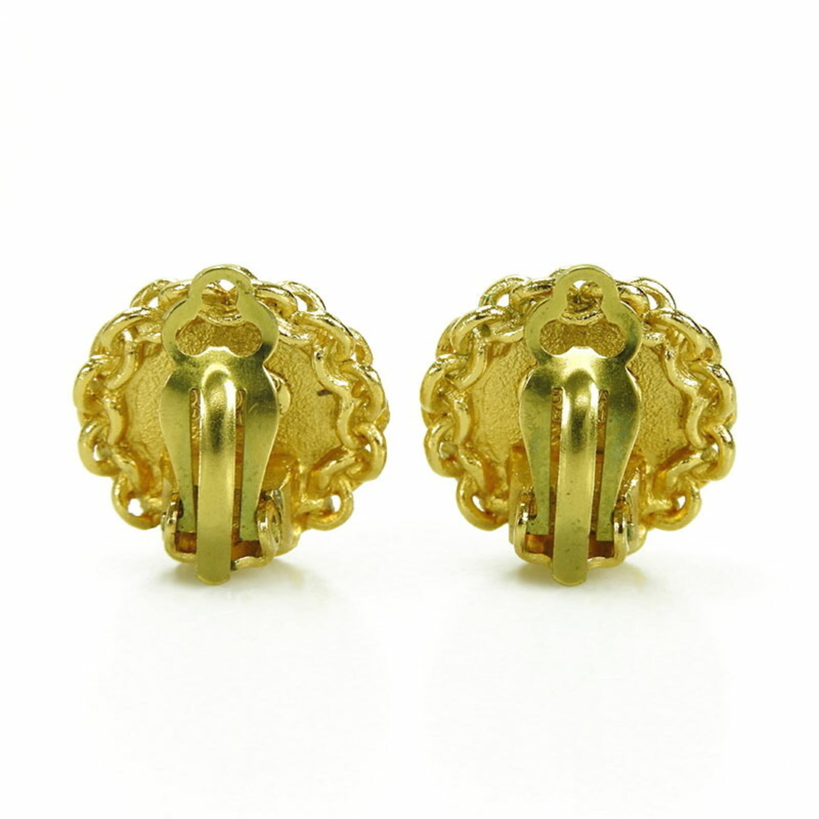 Chanel Clip Earrings: Chanel Clip Earrings Gold Chanel Clip Earrings with Traces of Usage. Measuring 18mm x 18mm, these earrings showcase the iconic design of the French fashion house. With visible scratches and dirt,