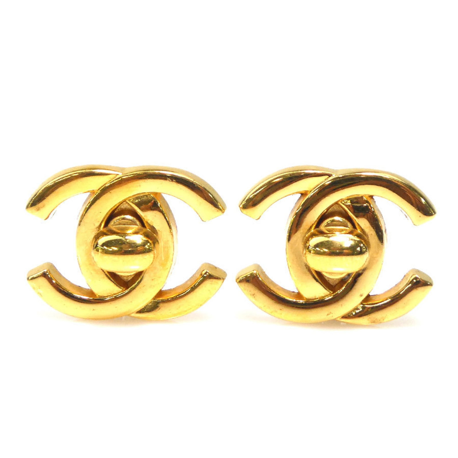 Clip earrings metal by Chanel: Clip earrings metal by Chanel Clip earrings in gold metal by renowned fashion house Chanel, bearing traces of usage and minor scratches. Measuring 18.00mm x 23.00mm, these clip earrings are a compact