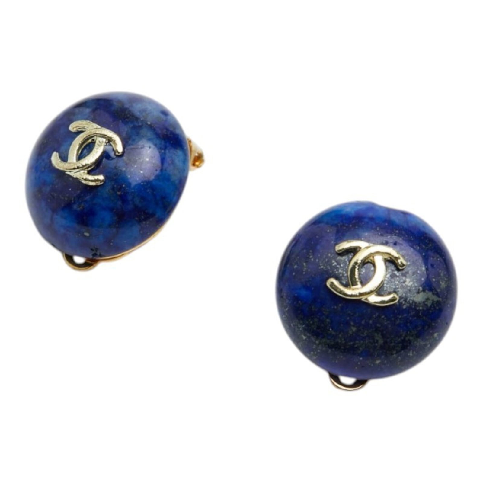 Clip earrings gold plating by Chanel: Clip earrings gold plating by Chanel Clip earrings in gold plating, featuring a blue stone, from the renowned brand Chanel. Measuring 19.80mm x 19.80mm, these clip earrings showcase a subtle gold tone
