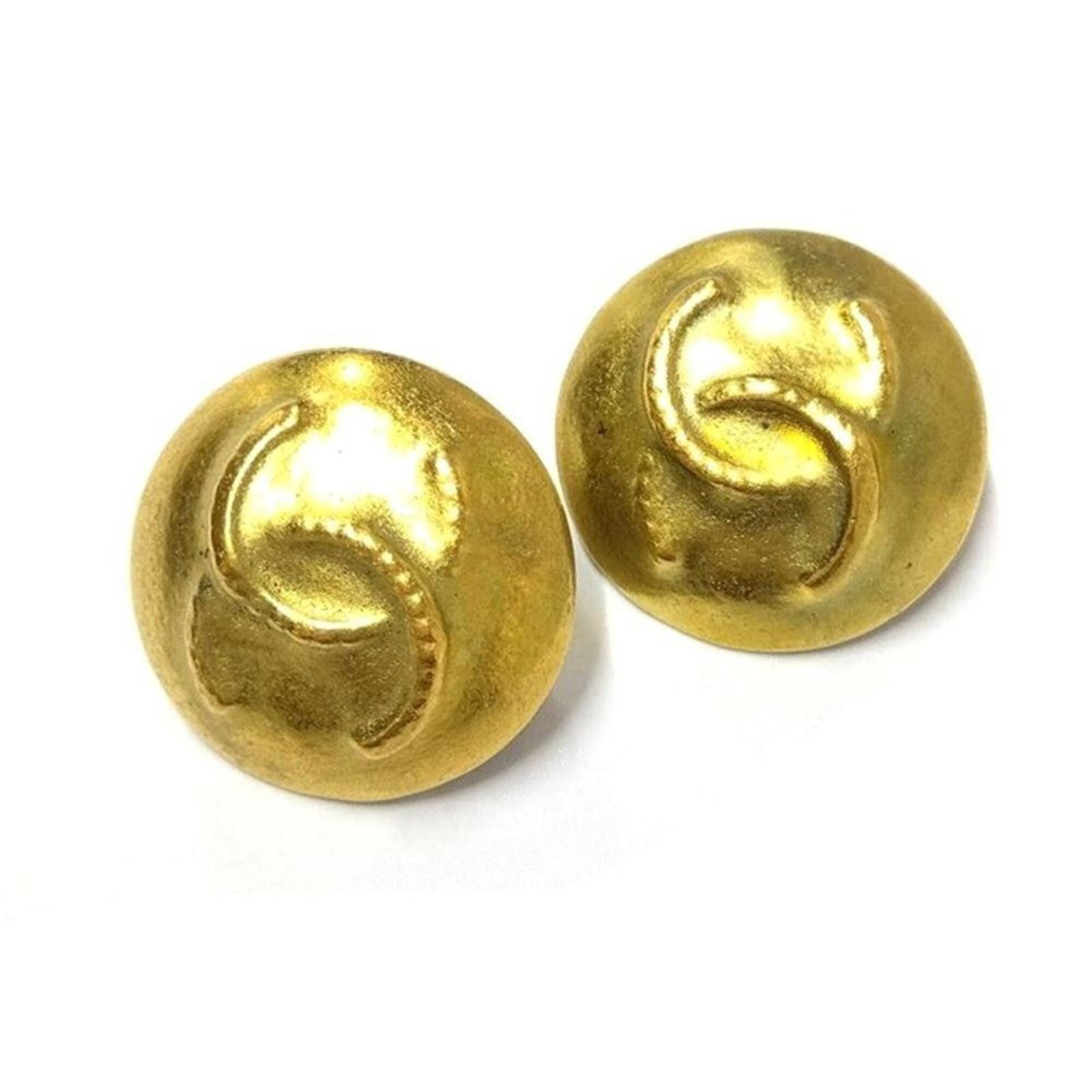 Chanel Clip Earrings: Chanel Clip Earrings Gold plated clip earrings from Chanel, measuring 20.00mm x 20.00mm in size and weighing 12.9g. The earrings bear traces of usage with minor scratches and dirt, but are generally i