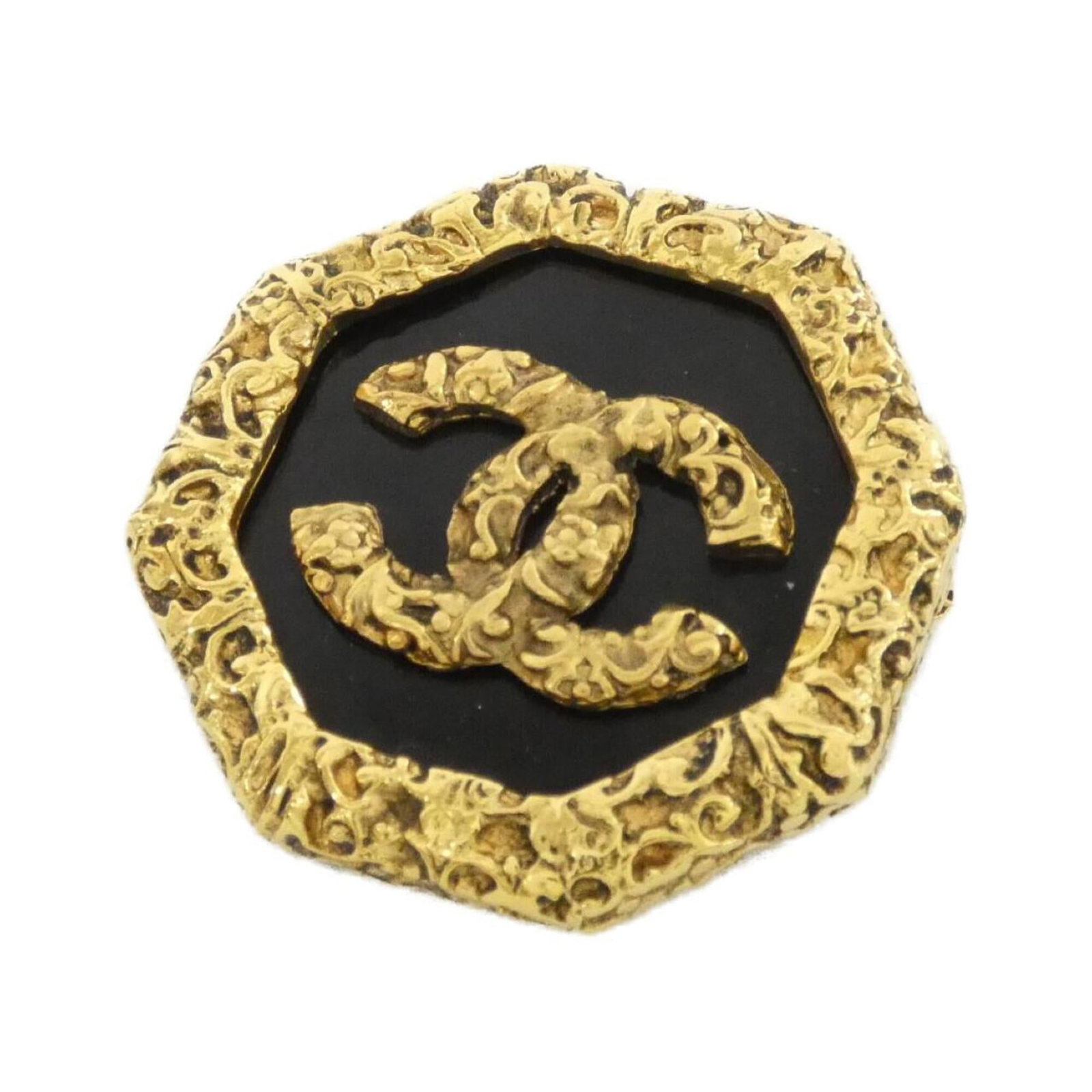 Chanel Brooch: Chanel Brooch This Chanel brooch boasts sleek black and gold tones, measuring 4cm x 4cm. With its subtle scratches and minor wear, it retains a very good condition despite being used. A few traces of 