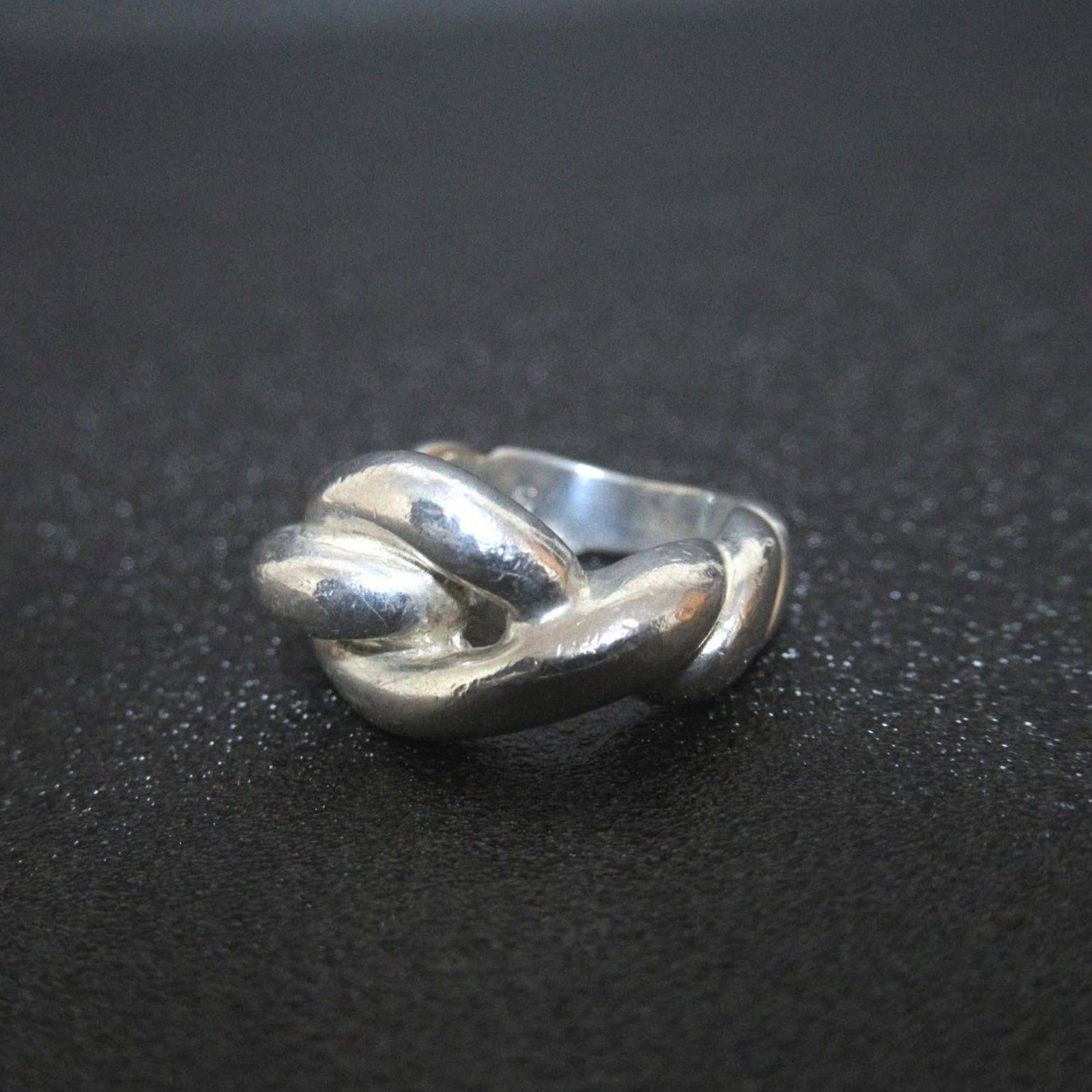 Ring Hermes Silver Band 925: Ring Hermes Silver Band 925 Silver band ring from Hermes, made from sterling silver (925), with an inner diameter of 14.00mm and a width of 3mm, weighing 7.7g. This vintage-style ring features a sleek