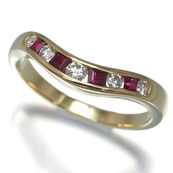 Damiani Ring Ruby Diamond Wave Square Cut Us5.5-5.75 18K 750 Yellow Gold: Damiani Ring Ruby Diamond Wave Square Cut Us5.5-5.75 18K 750 Yellow Gold Damiani's 18k yellow gold ring showcases a stunning square cut ruby, set in a unique wave design. This natural ruby gemstone