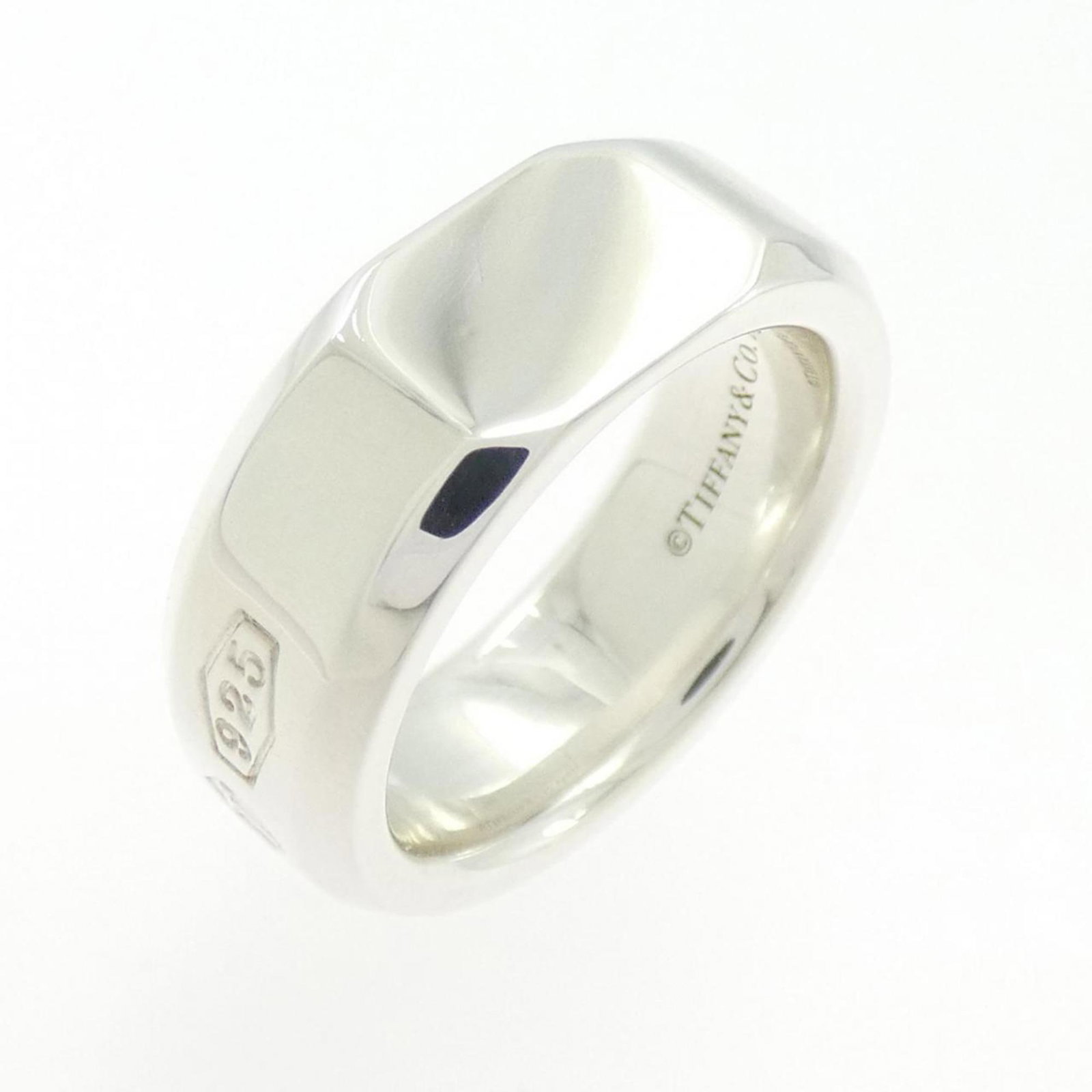 Tiffany Band Ring Silver 925: Tiffany Band Ring Silver 925 Silver 925 band ring from Tiffany, featuring a sleek and modern design. This used item is in like new condition with hardly any traces of usage, making it a great option f