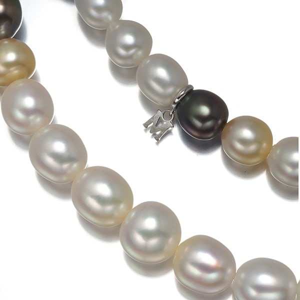 Mikimoto Necklace Black Golden South Sea Pearl South Sea Pearl 18K Wg: Mikimoto Necklace Black Golden South Sea Pearl South Sea Pearl 18K Wg 18k White Gold Mikimoto Necklace showcases a stunning Black Golden South Sea Pearl, expertly crafted into a beautiful necklace. Th