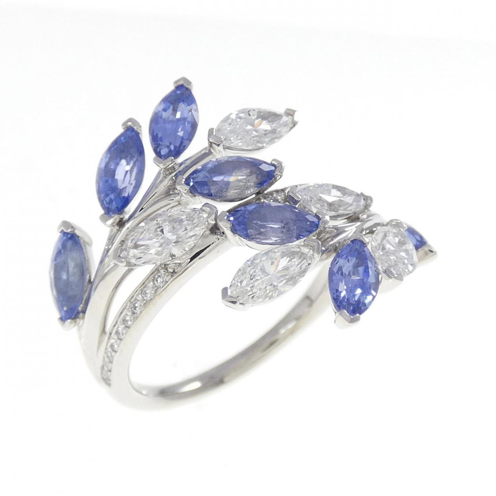Platinum ring by Tiffany band: Platinum ring by Tiffany band Platinum ring by Tiffany features a diamond and sapphire stone, set in a high-quality platinum band. The item is made from 950 platinum and falls to a US size 6. It is of