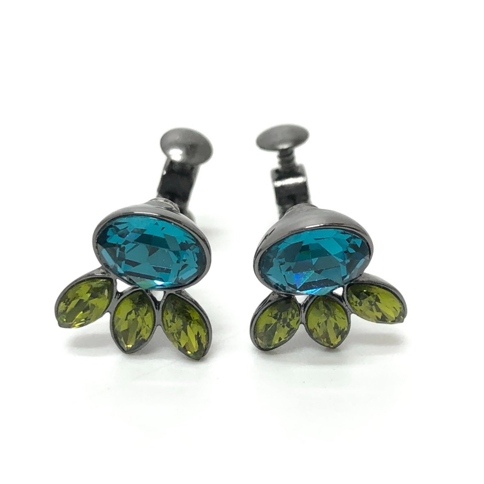 Clip earrings other by Givenchy: Clip earrings other by Givenchy Silver clip earrings from Givenchy, bearing a few traces of usage and minor scratches/dirt. Made with an other material, these earrings showcase a subtle silver
