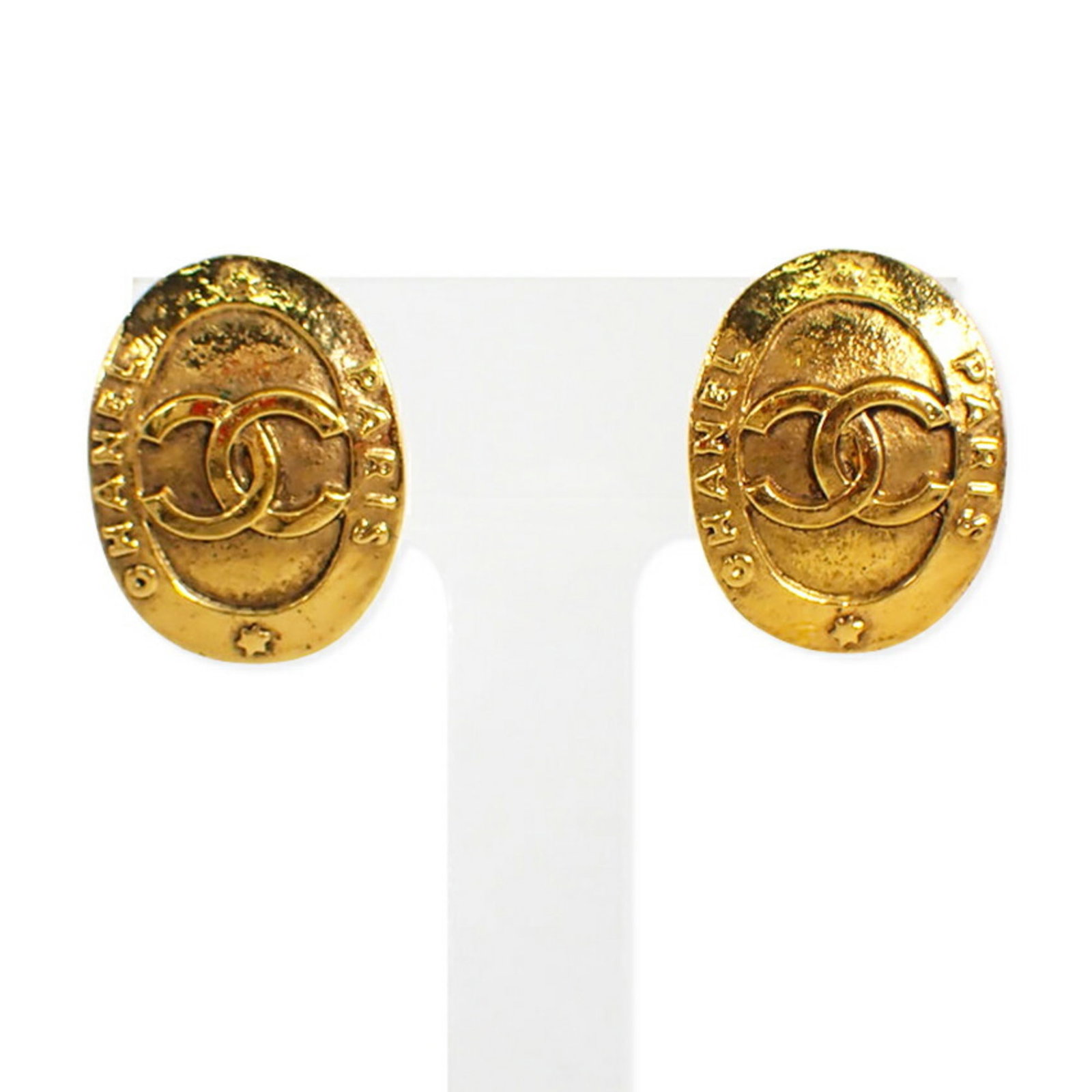Chanel Clip Earrings: Chanel Clip Earrings Chanel Clip Earrings are available in used condition, featuring a few traces of usage and minor scratches. The earrings measure 24.70mm x 19.00mm and have been carefully cleaned