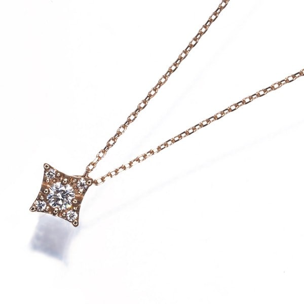 Diamond necklace rhombus rose gold 18K Vendome: Diamond necklace rhombus rose gold 18K Vendome 18k rose gold rhombus pendant showcases a natural diamond, part of the Vendome collection. The piece bears a signature and features a unique design. This