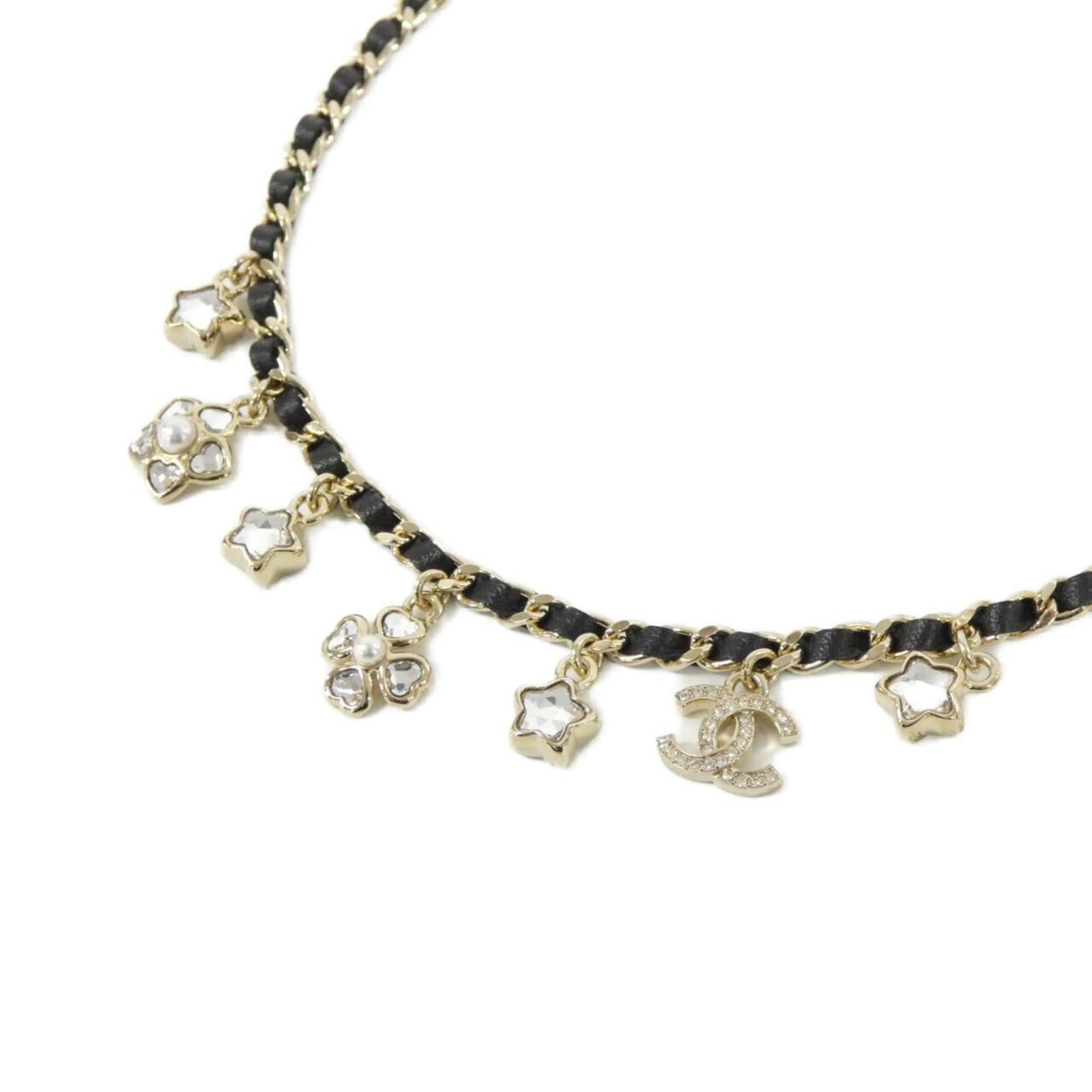 Abg275 Choker Chanel: Abg275 Choker Chanel Black leather choker with an artificial pearl and crystal pendant, measuring 12mm x 12mm. This Chanel-inspired piece features calfskin material and a gold tone, available in sizes