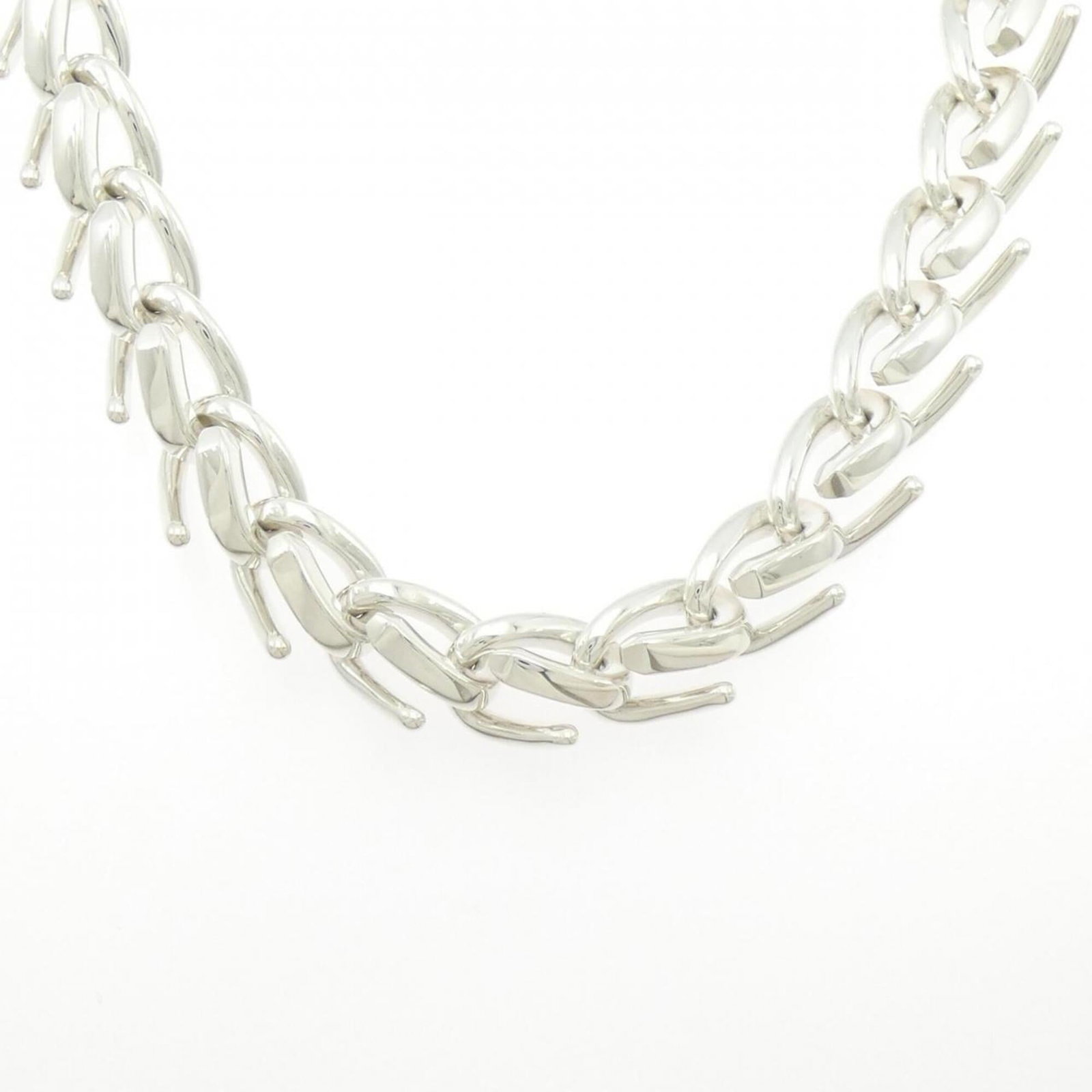 Tiffany Large Forge Necklace: Tiffany Large Forge Necklace The Tiffany Large Forge Necklace boasts a striking silver design, crafted from high-quality 925 material. With a comfortable 45 cm neck circumference, this elegant piece i