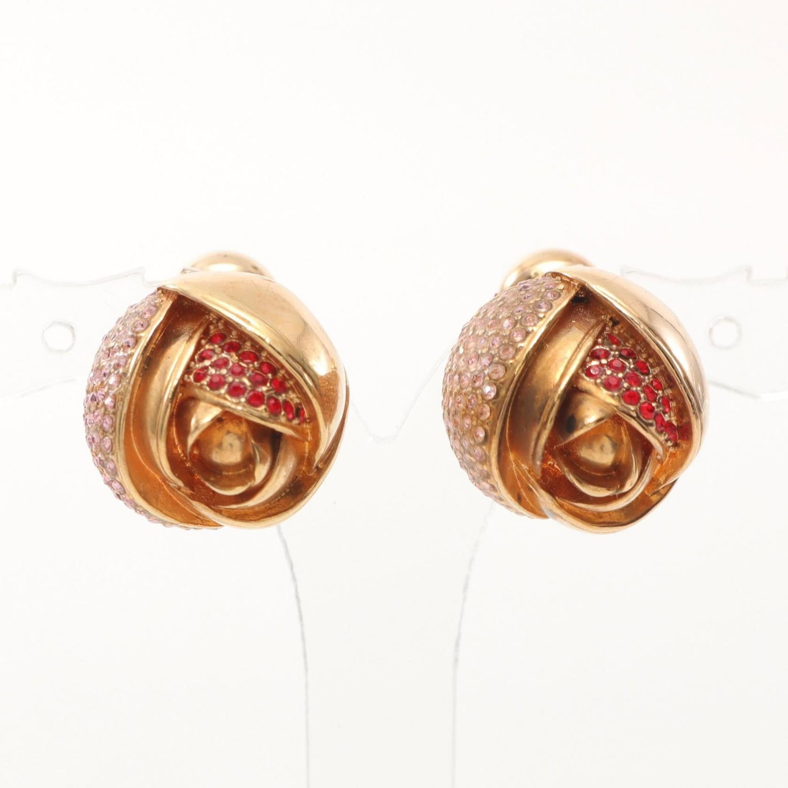 Christian Dior stud earrings gold plating: Christian Dior stud earrings gold plating Gold plating from the iconic Christian Dior brand adorns these elegant stud earrings, featuring intricate details and subtle shine. The rhinestone accents add