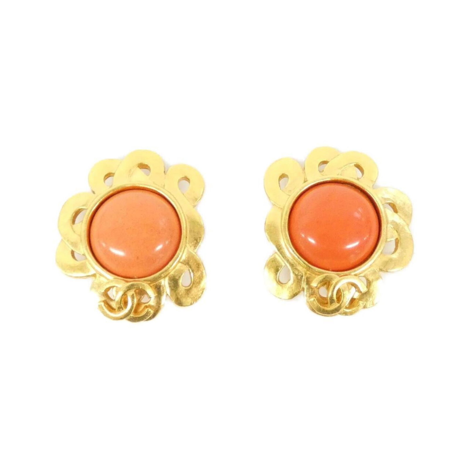 Chanel Clip Earrings: Chanel Clip Earrings Chanel Clip Earrings in excellent condition, bearing a few traces of usage and minor scratches. Measuring 36.00mm x 30.00mm, these clip earrings showcase the iconic Chanel design