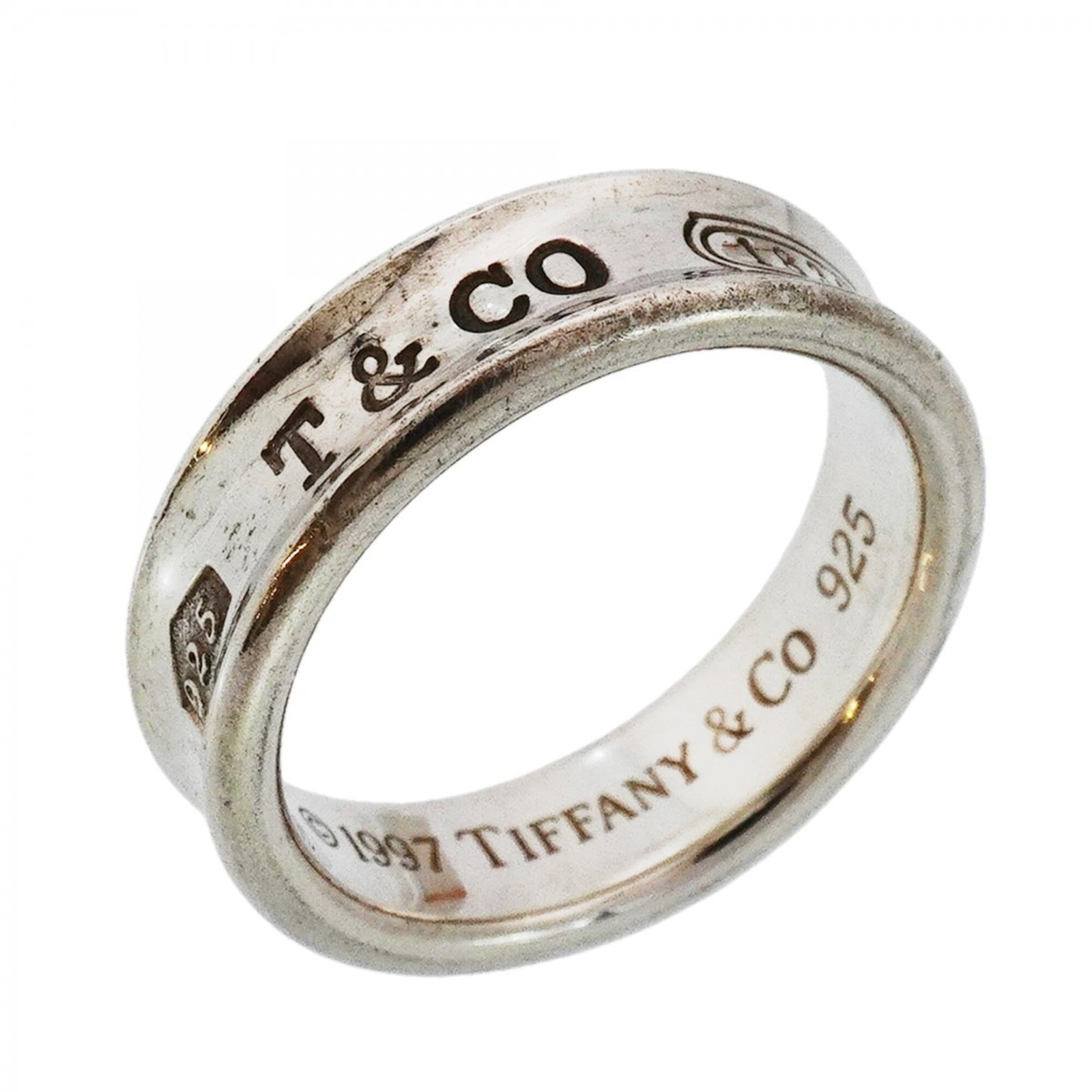 Tiffany Band Ring Silver 925: Tiffany Band Ring Silver 925 Silver 925 band ring from Tiffany, with a classic design and subtle wear. The ring bears traces of usage and minor scratches, but remains in good condition overall. A