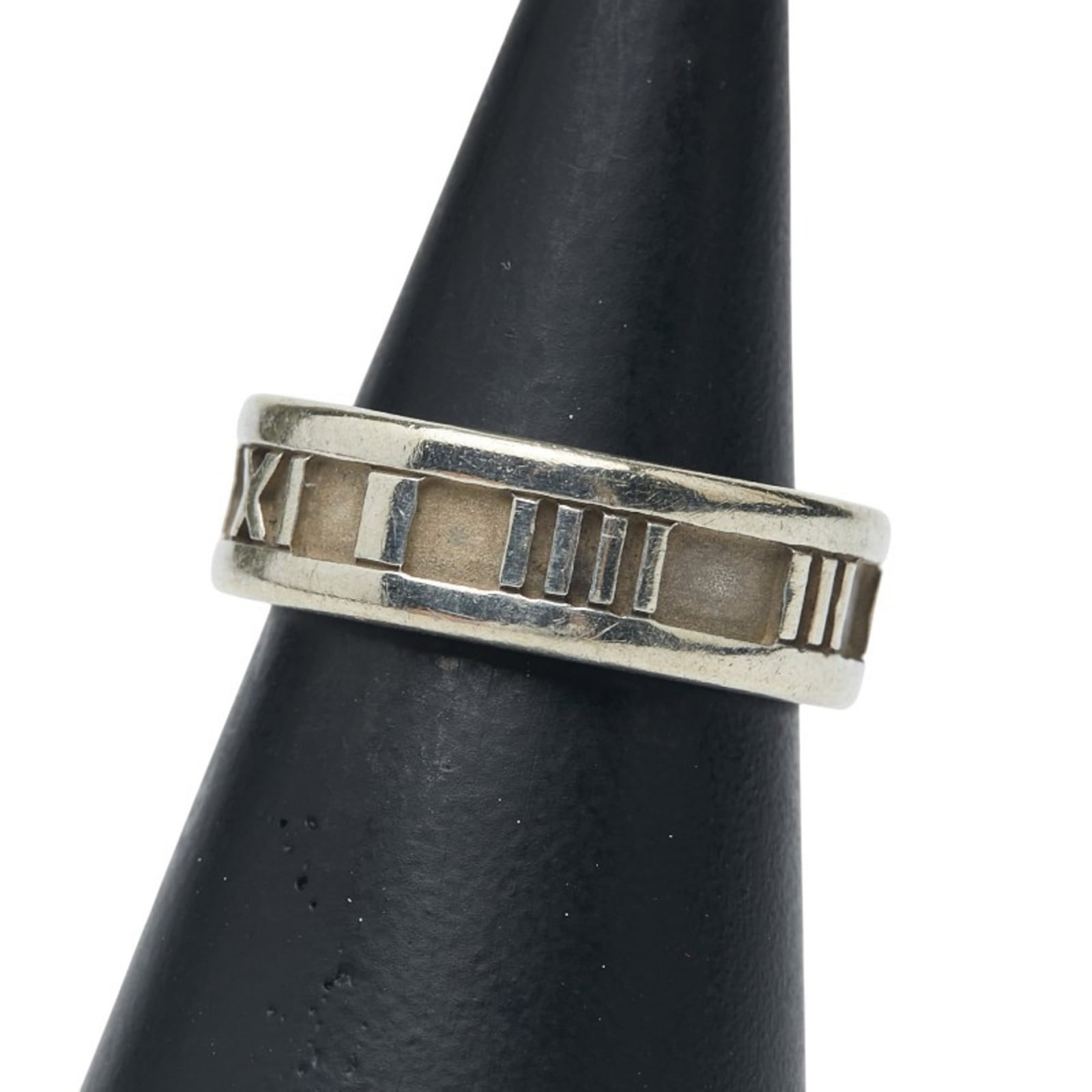 Tiffany Band Ring Silver 925: Tiffany Band Ring Silver 925 Silver 925 band ring from Tiffany, featuring a classic design with subtle wear from previous use. The ring bears traces of usage and minor scratches, but remains in good