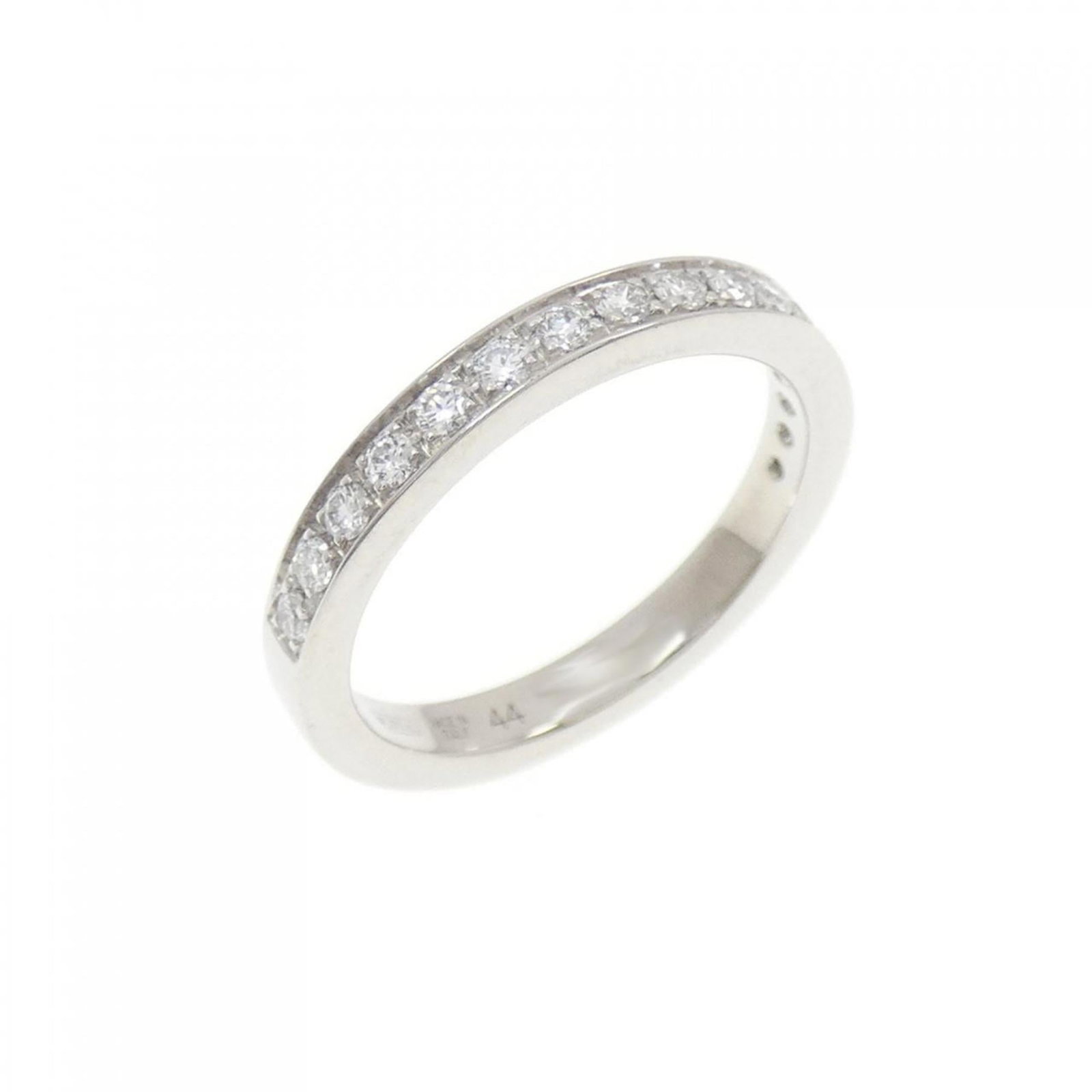 Ring in platinum 950 by Bvlgari: Ring in platinum 950 by Bvlgari Platinum 950 band ring by Bvlgari, featuring a diamond stone. This used item shows some traces of usage with minor scratches and dirt, but remains in very good