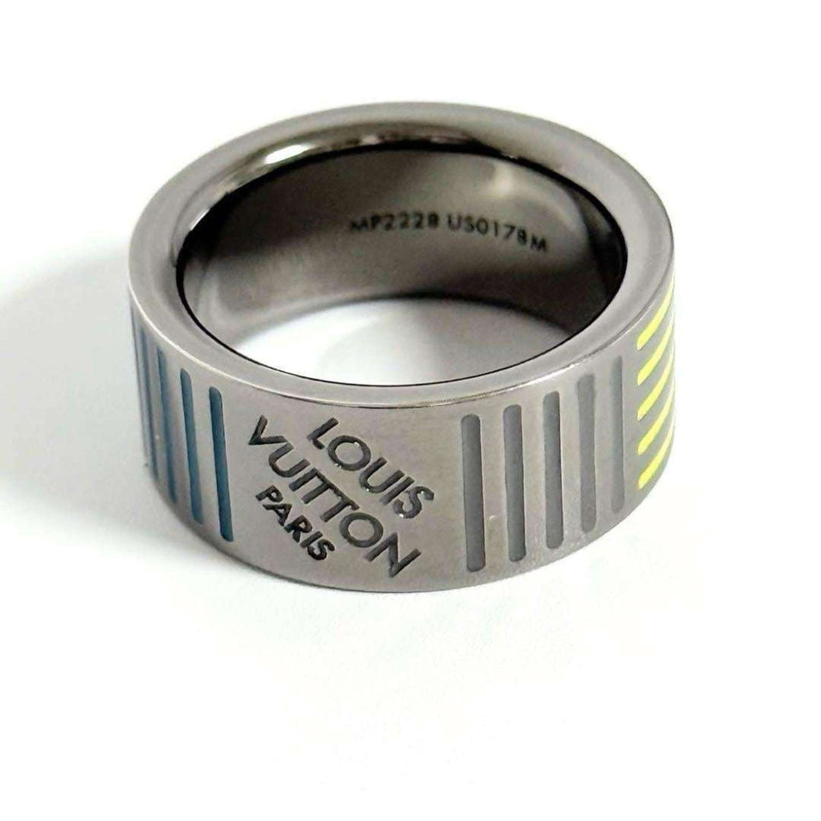 Metal ring band Louis Vuitton: Metal ring band Louis Vuitton Metal ring band Louis Vuitton, made from metal and featuring the iconic brand. This men's band ring boasts a sleek design, characteristic of Louis Vuitton's signature