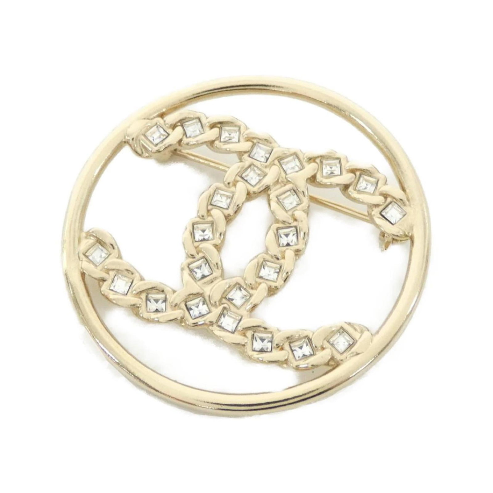 Chanel Brooch: Chanel Brooch Gold Chanel brooch with a 4cm x 4cm size, bearing a few traces of usage and minor scratches. The item is in very good condition despite some signs of wear. A small, elegant accessory fro