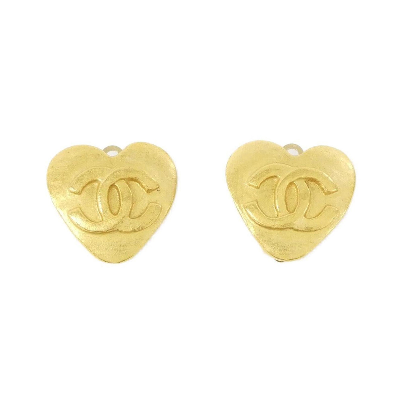 Chanel Clip Earrings: Chanel Clip Earrings Used Chanel Clip Earrings in gold, featuring a classic design with a few traces of usage visible. The earrings have some scratches and dirt but remain in very good condition