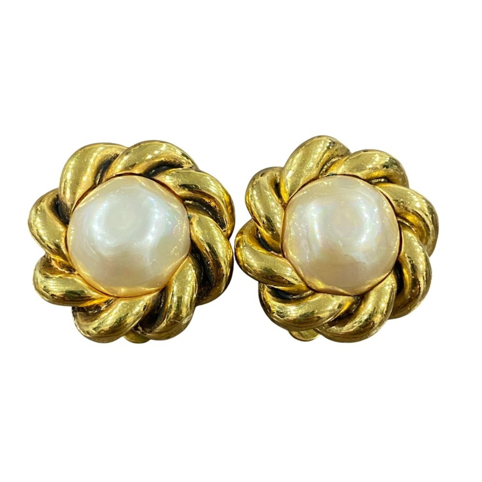 Chanel Clip Earrings: Chanel Clip Earrings Gold and white Chanel clip earrings with a classic design, measuring 25.00mm x 25.00mm in size, bearing minimal signs of usage. The item is in like new condition, making it a grea