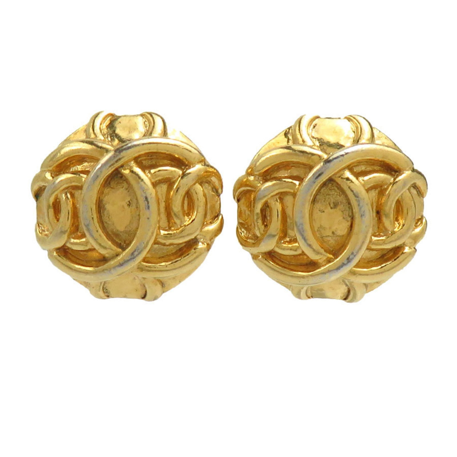 Clip earrings metal by Chanel: Clip earrings metal by Chanel Gold clip earrings by Chanel, bearing traces of usage and minor scratches. These metal earrings are in good condition despite showing signs of wear. The classic design re