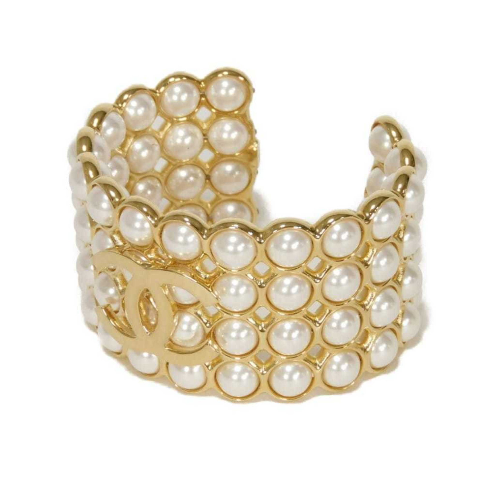 Charm of Chanel: Charm of Chanel Charm of Chanel features an artificial pearl in gold, ivory, and white hues. The charm bracelet boasts a sleek design with a length of 16cm and a width of 3.8cm, weighing 93g. This min