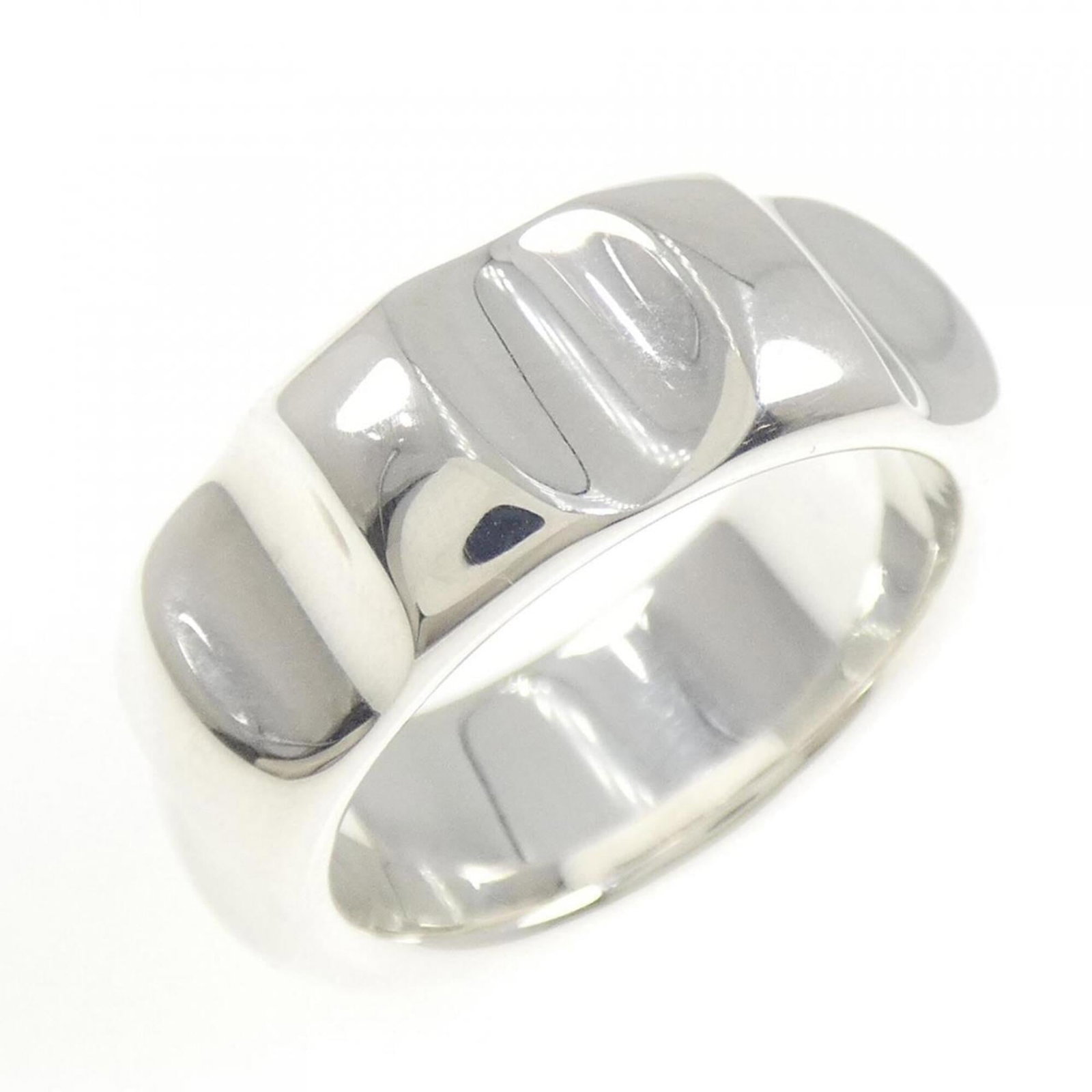 Tiffany Band Ring Silver 925: Tiffany Band Ring Silver 925 Silver 925 band ring from Tiffany, featuring a classic design with subtle wear. The ring shows some minor scratches and dirt, but remains in very good condition overall. A