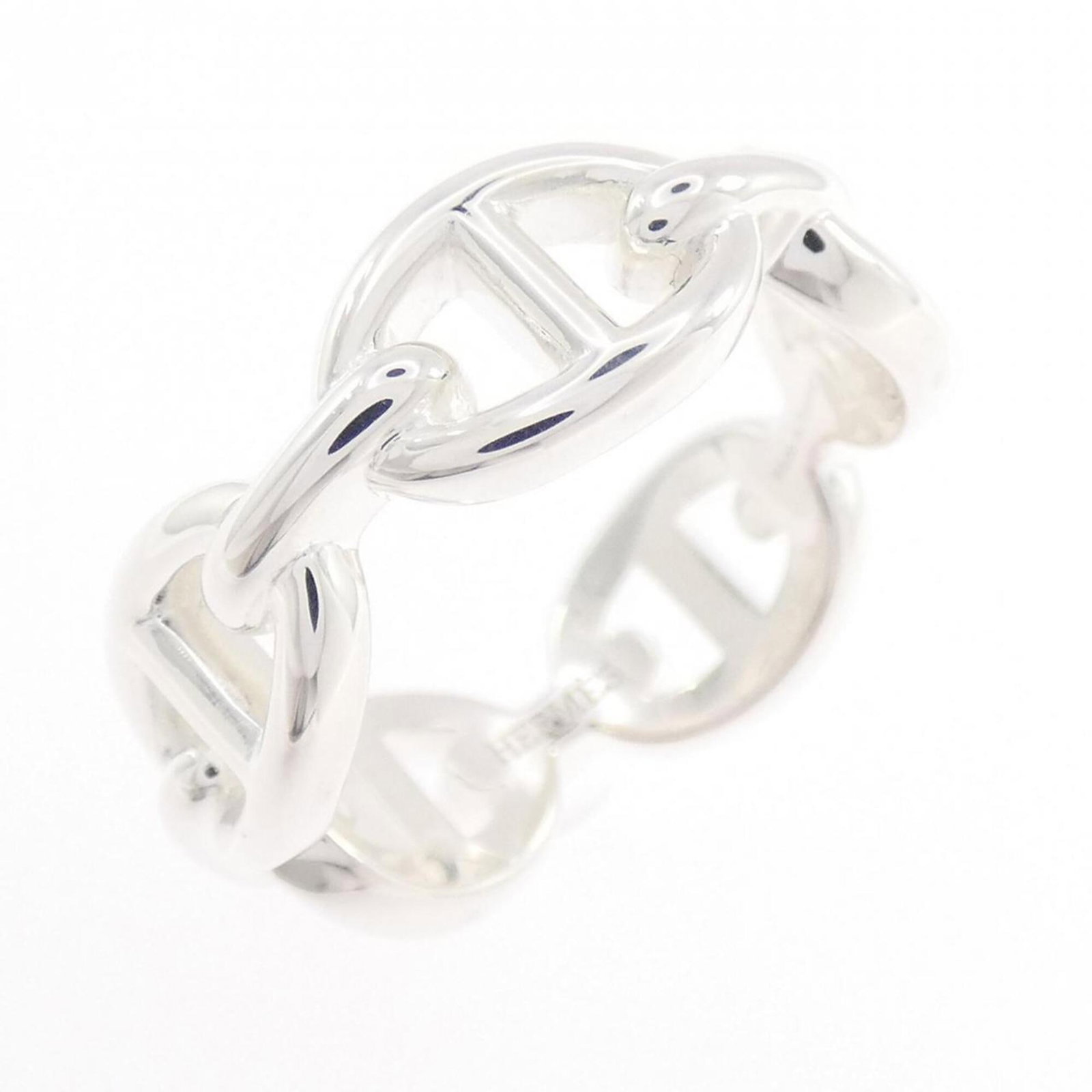 Ring Hermes Silver Band 925: Ring Hermes Silver Band 925 Silver band ring from Hermes, made from high-quality silver (925). This stylish accessory features a sleek design and bears a signature. In excellent condition, with