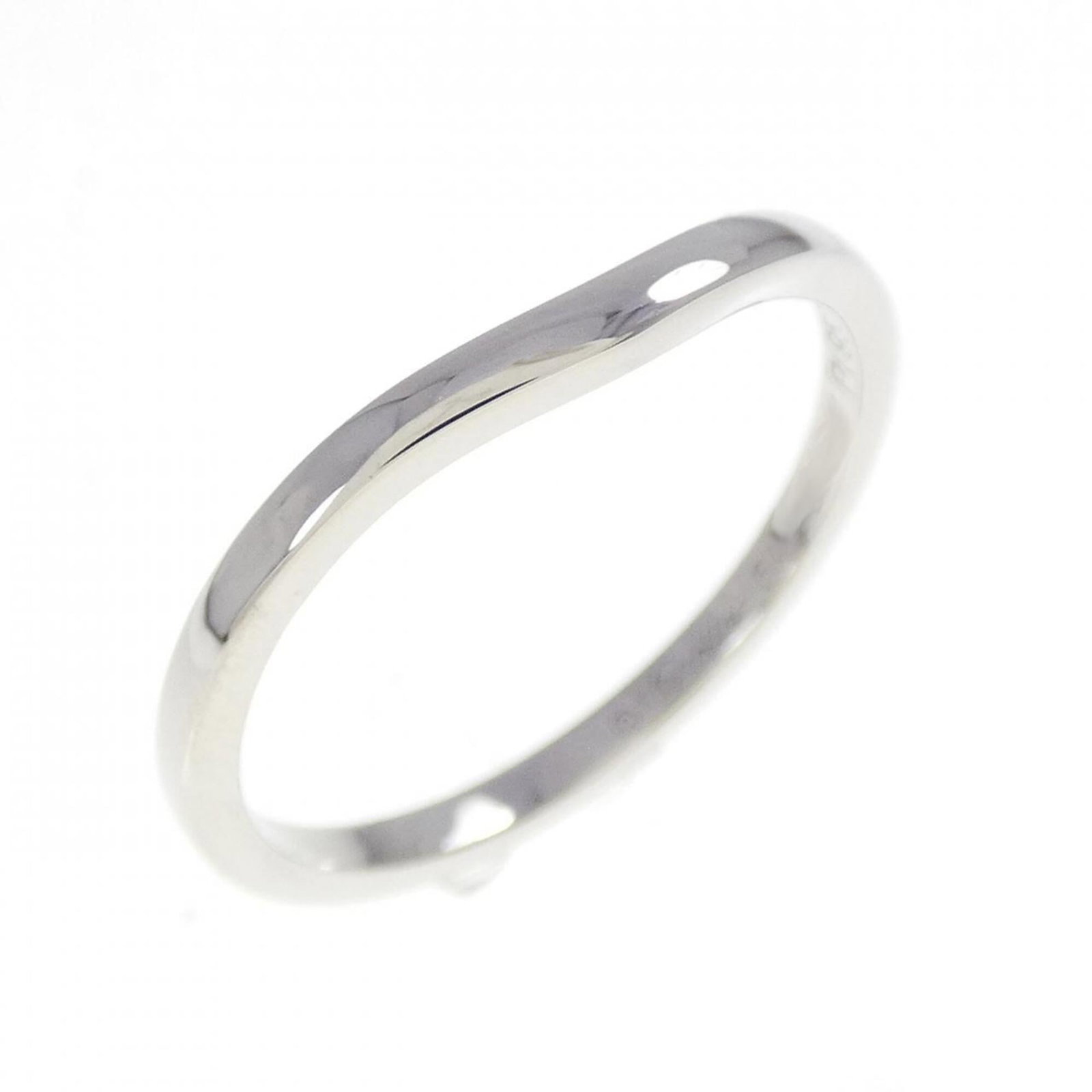 Ring Band by Platinum 950: Ring Band by Platinum 950 Platinum 950 band ring by Cartier, featuring a high-quality platinum material and a durable construction. This used item shows hardly any traces of usage and is presented in