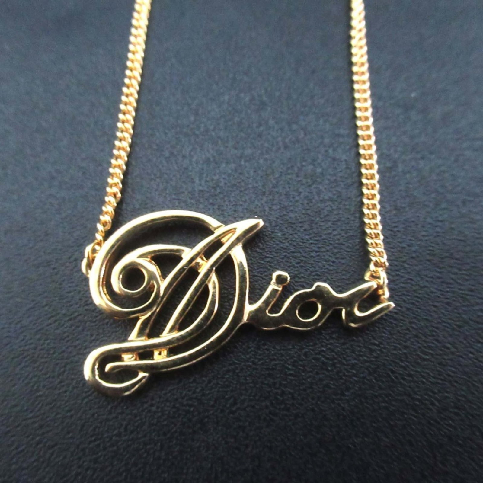 Christian Dior Vintage Gold Necklace for Women in Pendant Chain with Logo Pendant.: Christian Dior Vintage Gold Necklace for Women in Pendant Chain with Logo Pendant. Christian Dior's vintage gold necklace boasts a sleek pendant chain and iconic logo pendant, adding a touch of timele