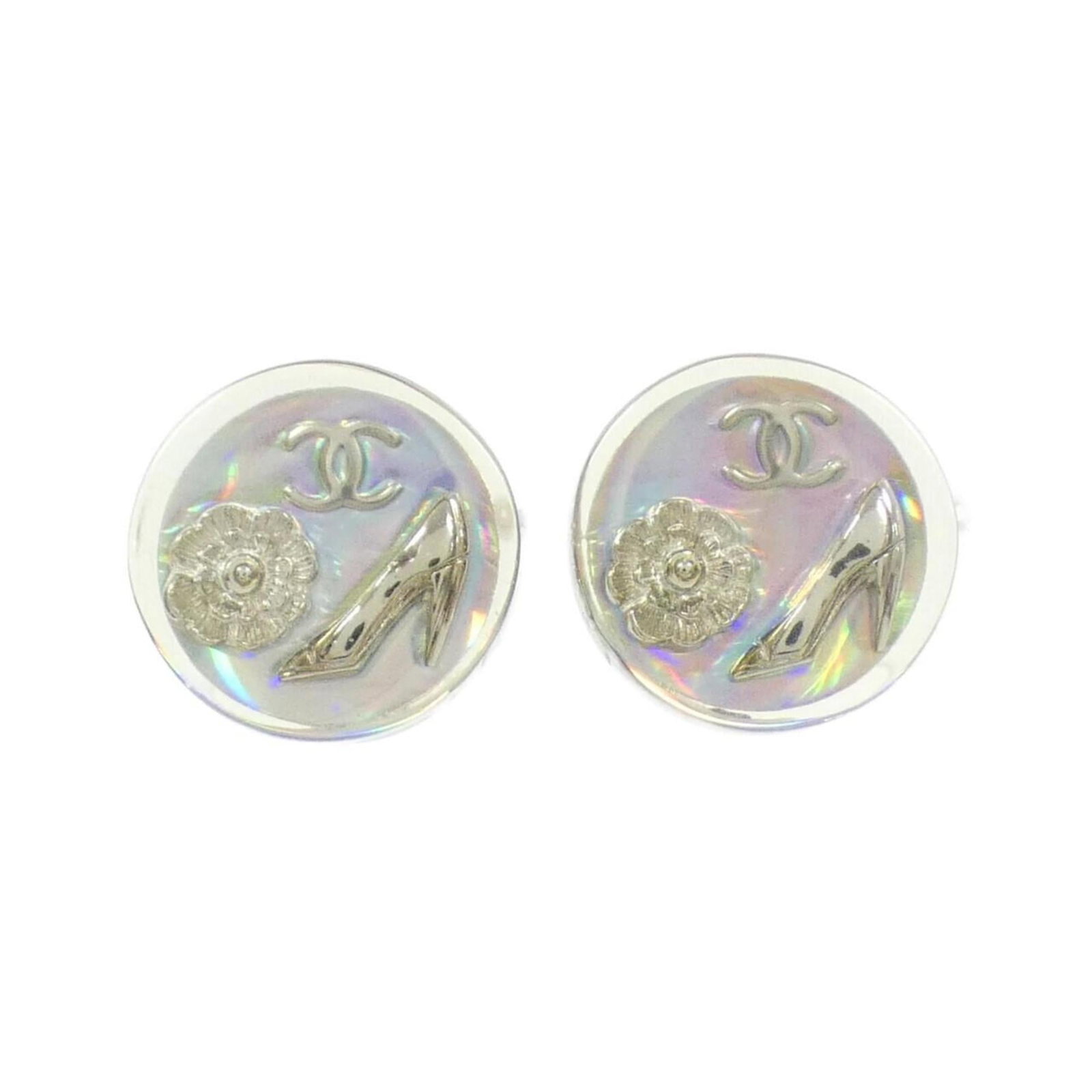Chanel Clip Earrings: Chanel Clip Earrings Chanel Clip Earrings with Clear Frames, measuring 25.00mm x 25.00mm, feature a classic design that adds a touch of elegance to any outfit. With traces of usage and minor damages