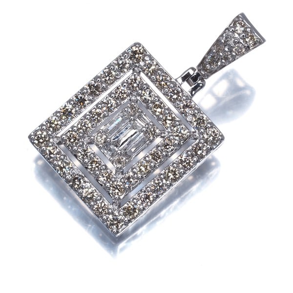 Brown &Clear Diamond 0.15Ct/ 0.70Ct Tapered-Cut Pendant 18K 750 White Gold: Brown &Clear Diamond 0.15Ct/ 0.70Ct Tapered-Cut Pendant 18K 750 White Gold 18k white gold pendant showcases a beautiful brown and clear diamond in a tapered-cut design, adding elegance to any outfit.